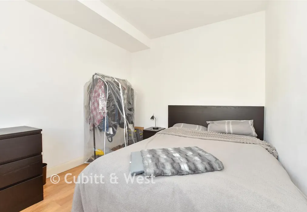 Bedroom - Gatwick Road, Crawley, West Sussex - Wards of Kent