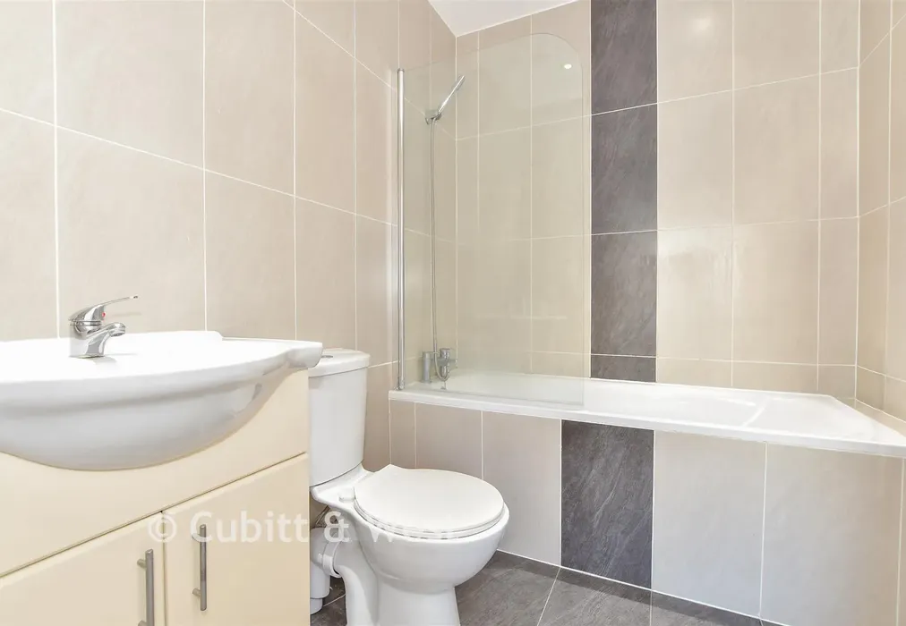 Bathroom - Gatwick Road, Crawley, West Sussex - Wards of Kent