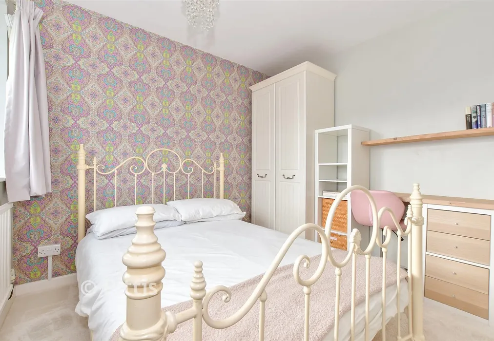 Bedroom 2 - Mountbatten Drive, Newport, Isle of Wight - Wards of Kent