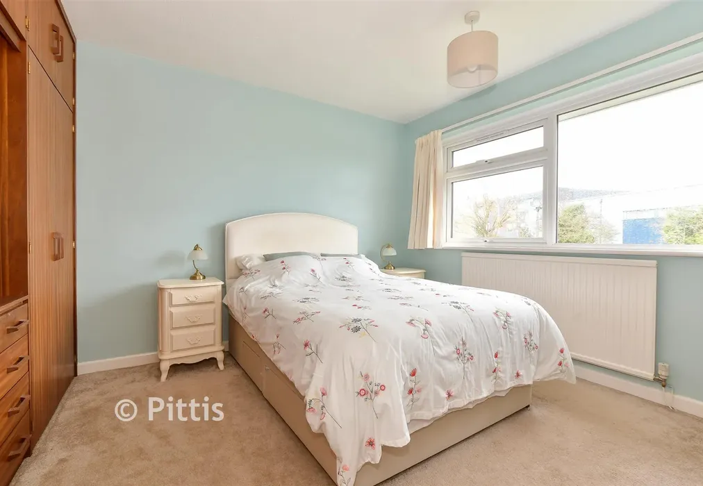 Bedroom 1 - Mountbatten Drive, Newport, Isle of Wight - Wards of Kent