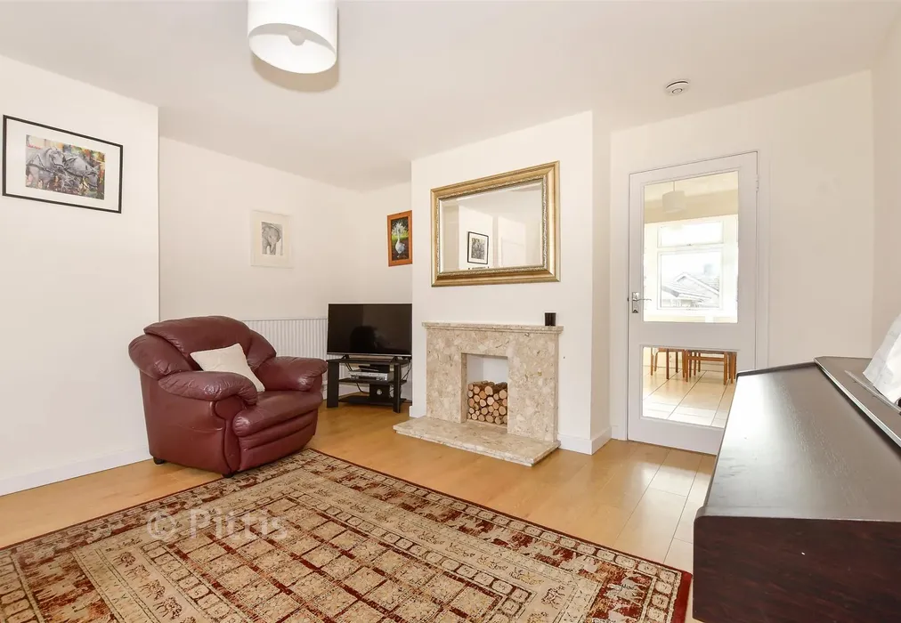 Lounge - Mountbatten Drive, Newport, Isle of Wight - Wards of Kent