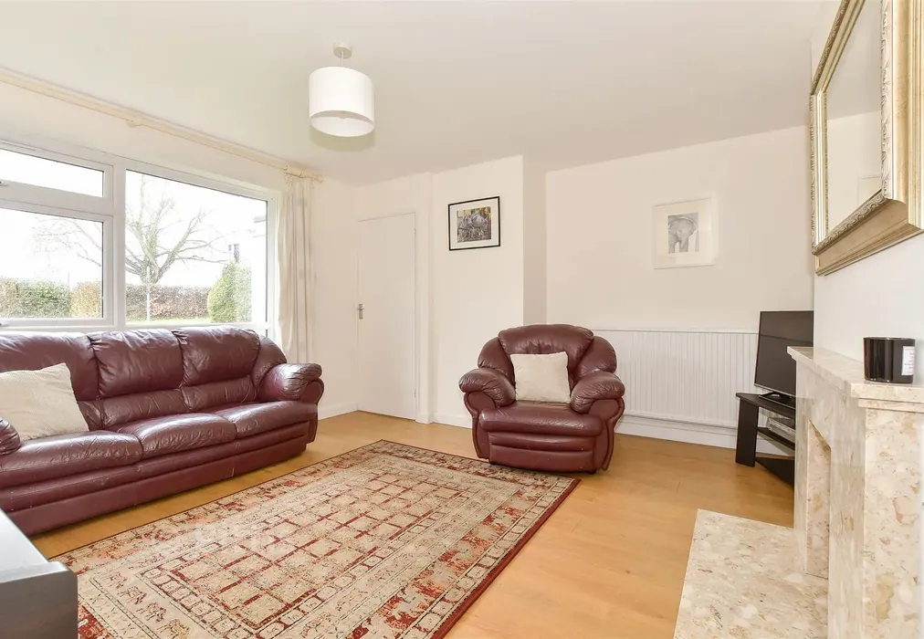 Lounge - Mountbatten Drive, Newport, Isle of Wight - Wards of Kent