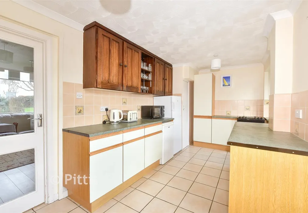 Kitchen - Mountbatten Drive, Newport, Isle of Wight - Wards of Kent