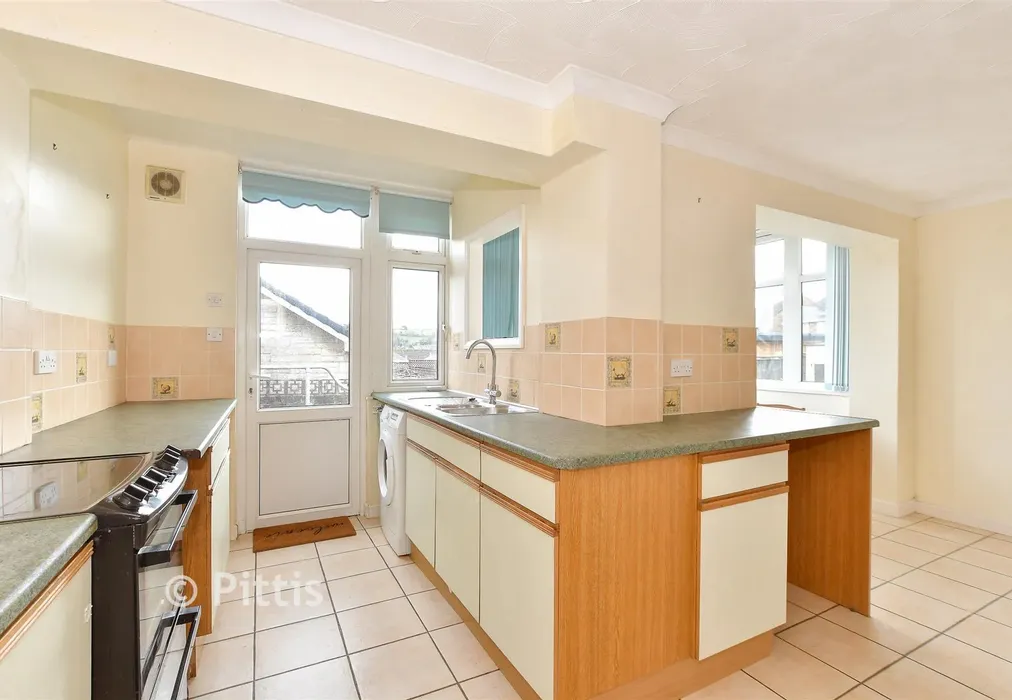 Kitchen - Mountbatten Drive, Newport, Isle of Wight - Wards of Kent