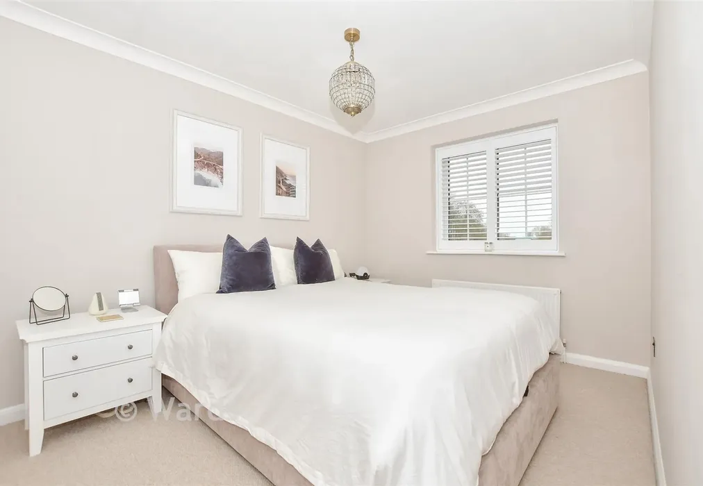 Bedroom 1 - Meadow Bank, West Malling, Kent - Wards of Kent