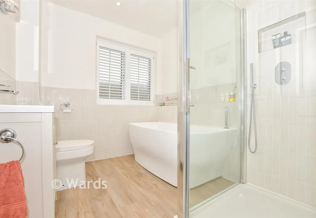 Bathroom - Meadow Bank, West Malling, Kent - Wards of Kent