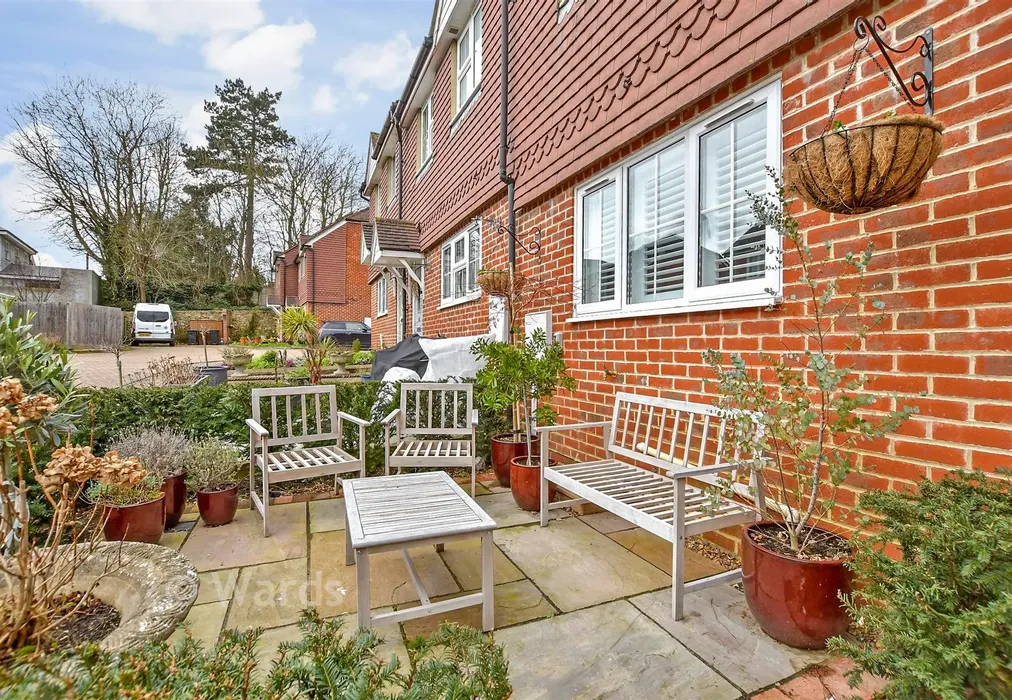 Front Garden - Meadow Bank, West Malling, Kent - Wards of Kent