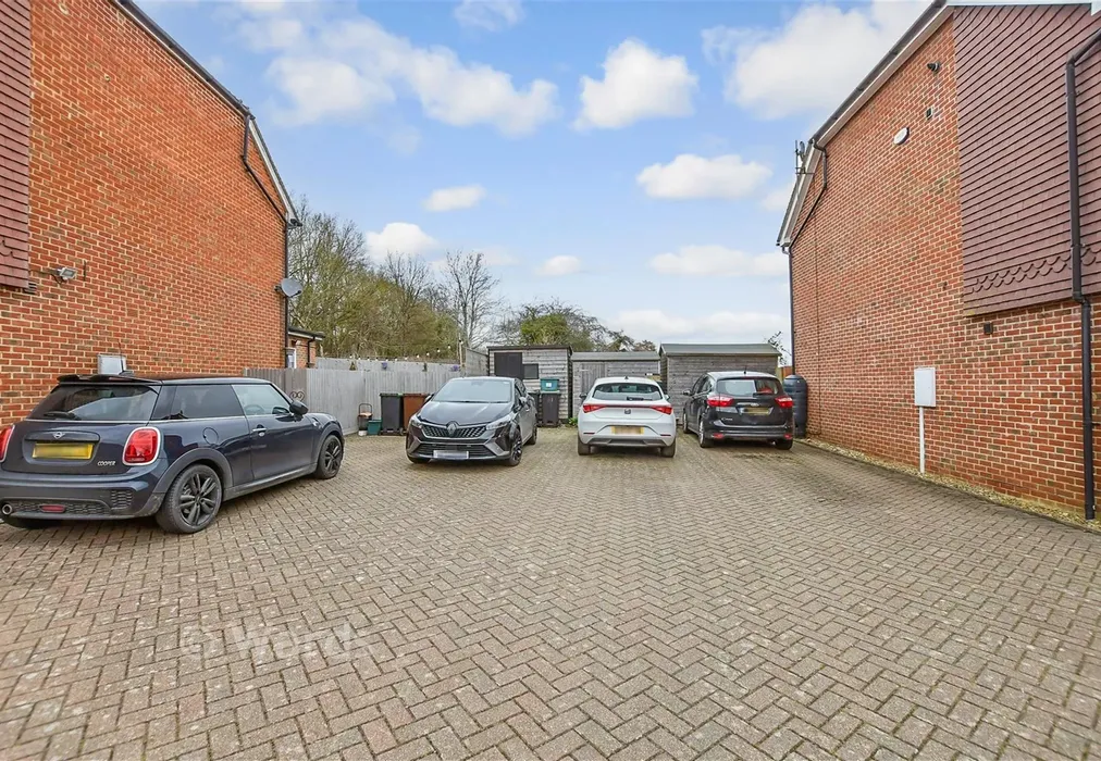 Driveway/Parking - Meadow Bank, West Malling, Kent - Wards of Kent