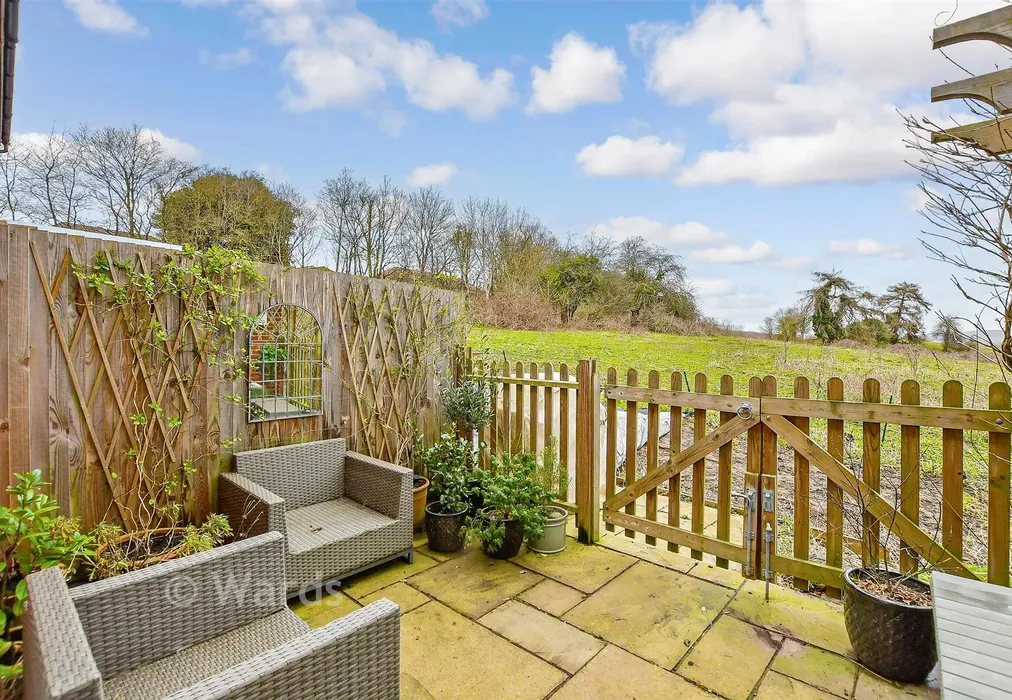 Rear Garden - Meadow Bank, West Malling, Kent - Wards of Kent