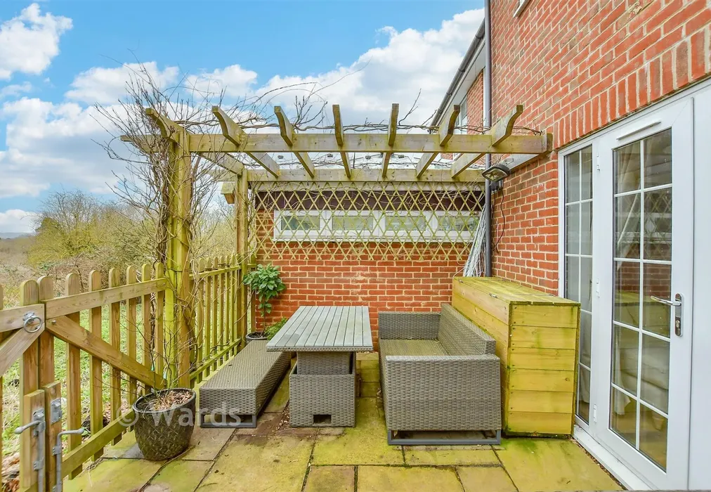 Rear Garden - Meadow Bank, West Malling, Kent - Wards of Kent