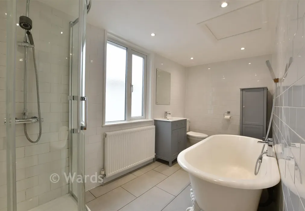 Bathroom - Singlewell Road, Gravesend, Kent - Wards of Kent