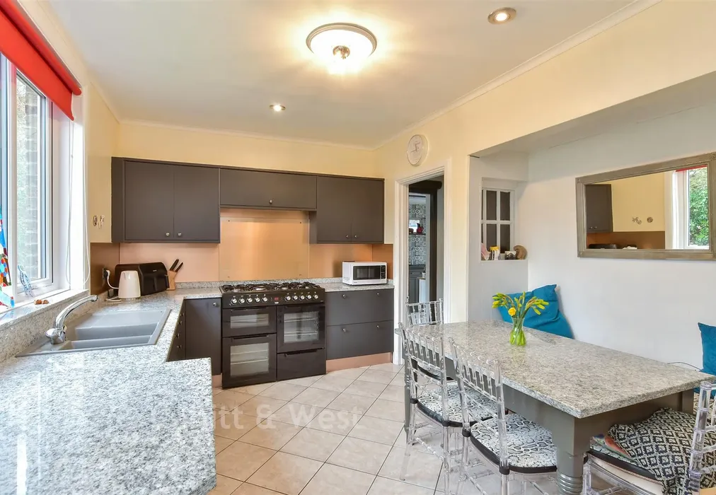 Kitchen - First Avenue, Newhaven, East Sussex - Wards of Kent