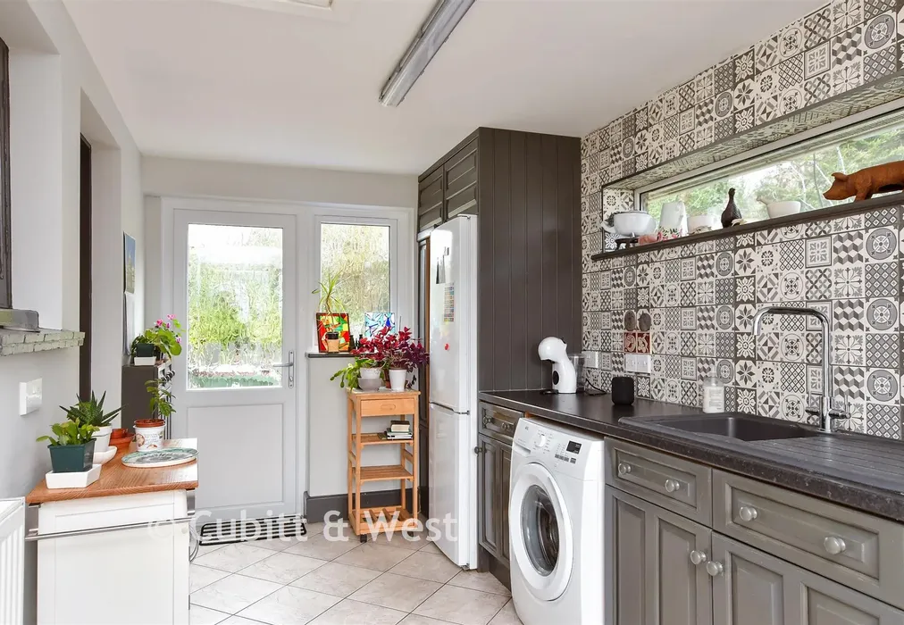 Utility Room - First Avenue, Newhaven, East Sussex - Wards of Kent