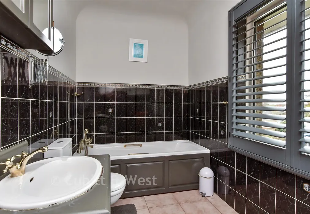 Bathroom - First Avenue, Newhaven, East Sussex - Wards of Kent