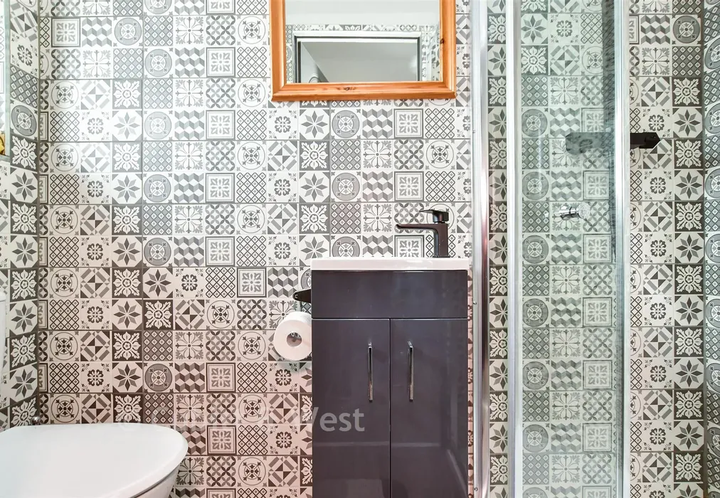 En-Suite Shower Room - First Avenue, Newhaven, East Sussex - Wards of Kent