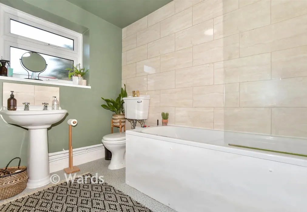 Bathroom - Cheriton Road, Folkestone, Kent - Wards of Kent