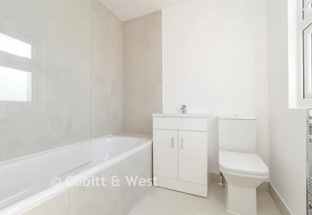 Bathroom - High Street, Edenbridge, Kent - Wards of Kent