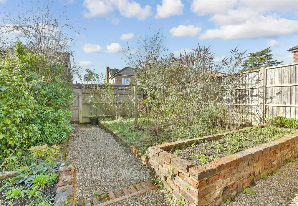 Front Garden - High Street, Edenbridge, Kent - Wards of Kent
