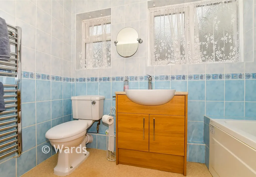 Bathroom - Swan Green, Sellindge, Kent - Wards of Kent