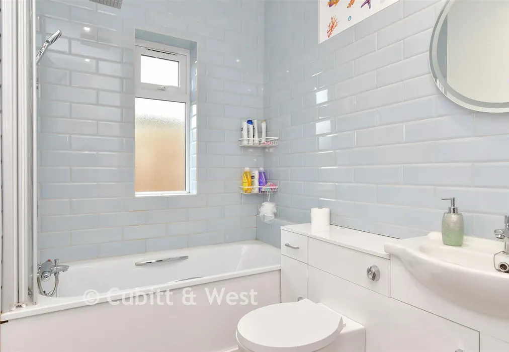 Family Bathroom - First Avenue, Newhaven, East Sussex - Wards of Kent