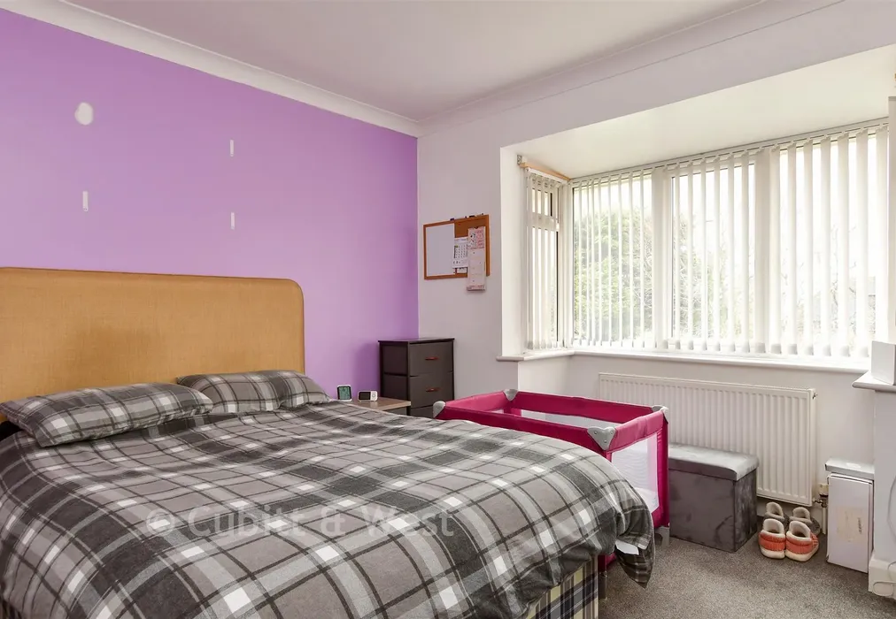 Bedroom 1 - First Avenue, Newhaven, East Sussex - Wards of Kent