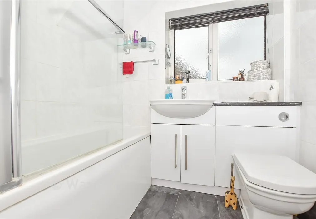 Bathroom - Laburnum Drive, Larkfield, Aylesford, Kent - Wards of Kent