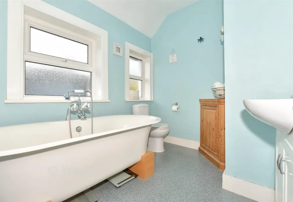 Bathroom - Seabrook Road, Hythe, Kent - Wards of Kent