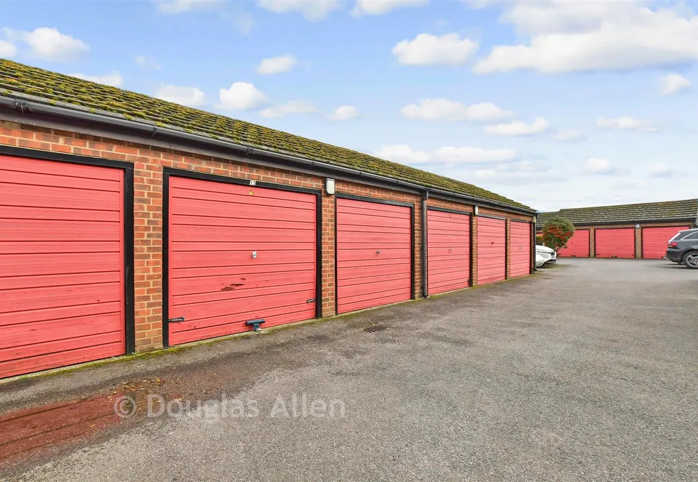 Garage - Broomwood Gardens, Pilgrims Hatch, Brentwood, Essex - Wards of Kent