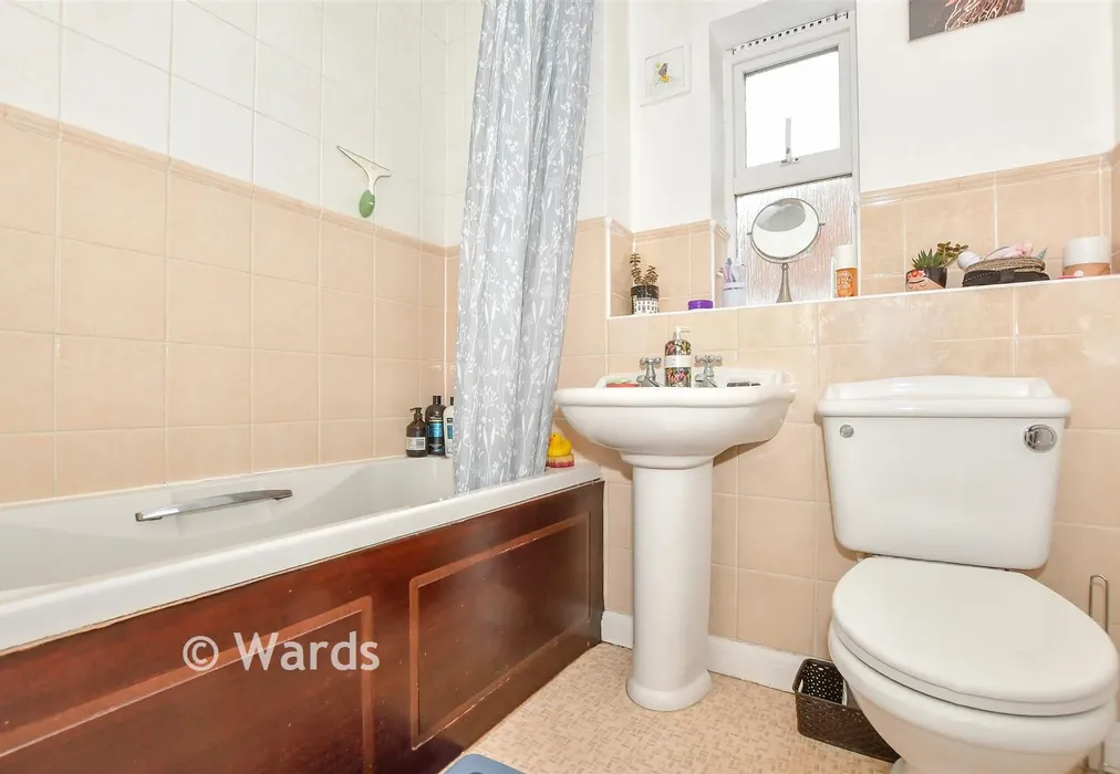 Bathroom - Albert Reed Gardens, Tovil, Maidstone, Kent - Wards of Kent