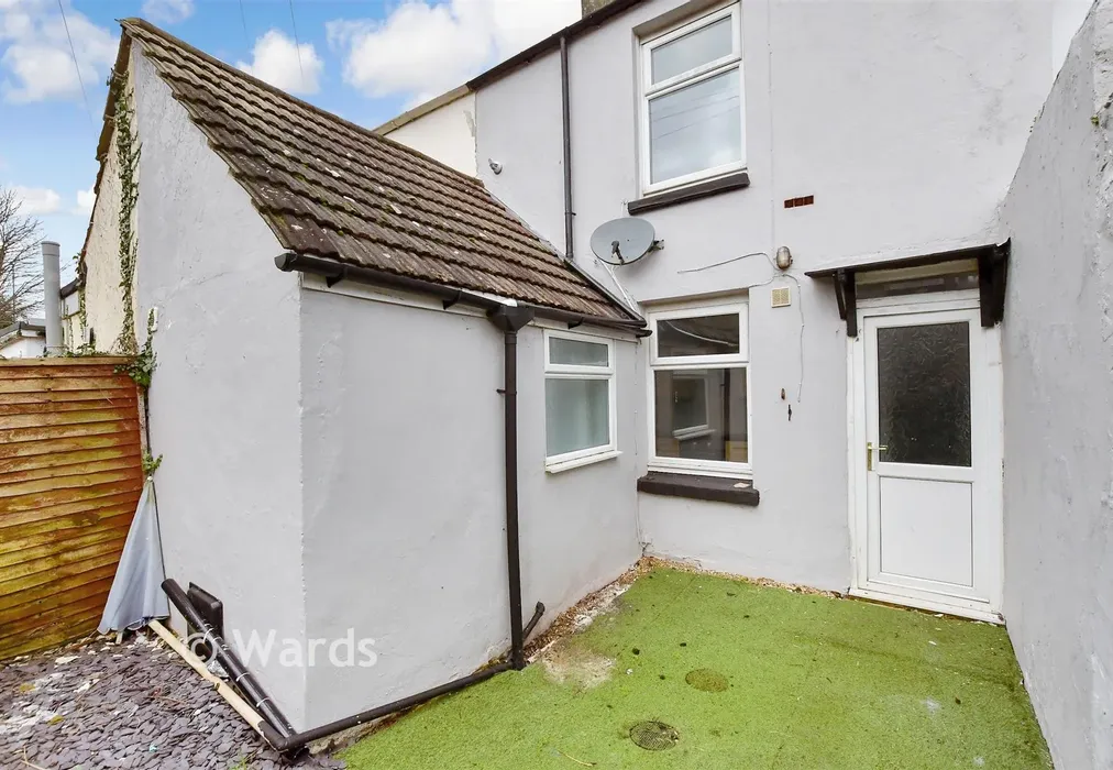 Rear Garden - Tower Hill, Dover, Kent - Wards of Kent