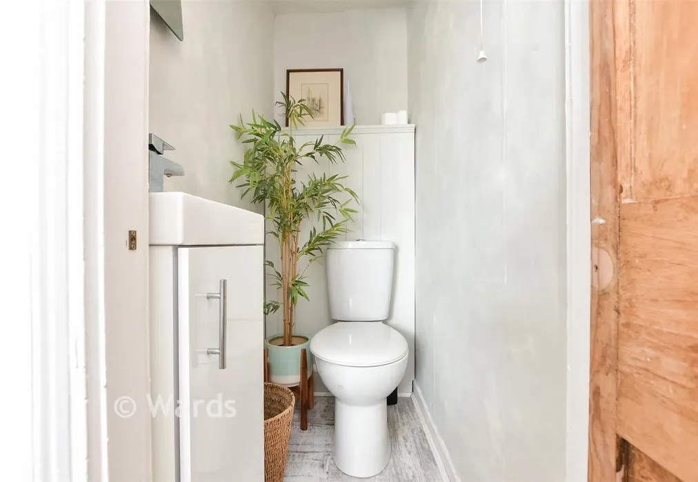 En-Suite - Tower Hill, Dover, Kent - Wards of Kent