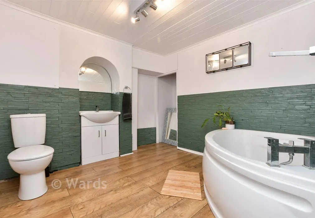 Bathroom - Tower Hill, Dover, Kent - Wards of Kent