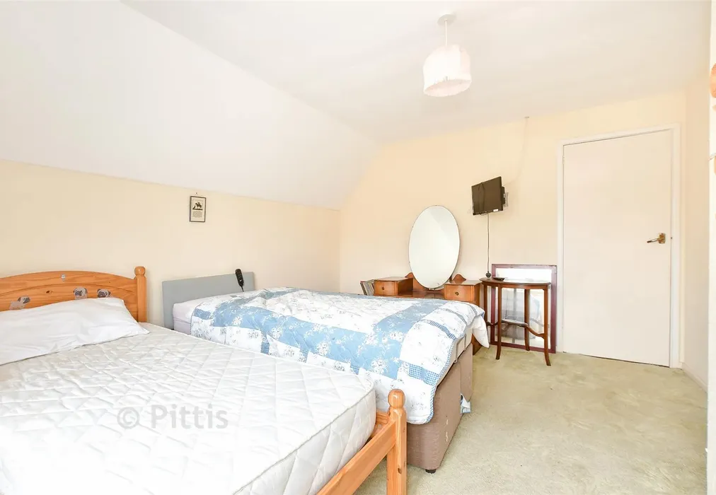 Bedroom 1 - Chilton Lane, Brighstone, Newport, Isle of Wight - Wards of Kent