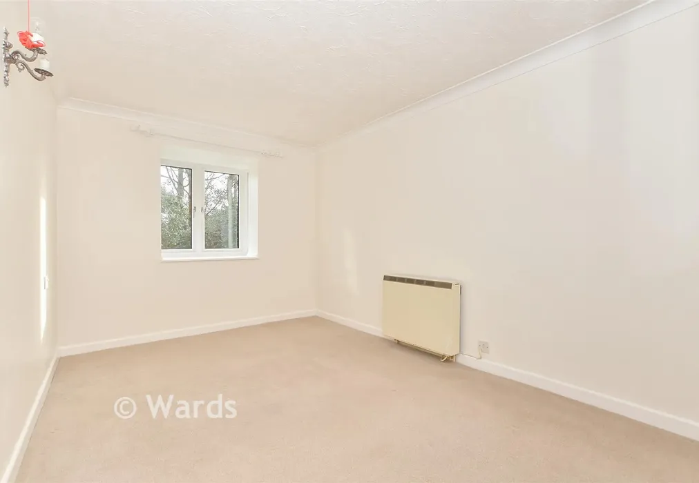 Bedroom 1 - Woodbury Lane, Tenterden, Kent - Wards of Kent