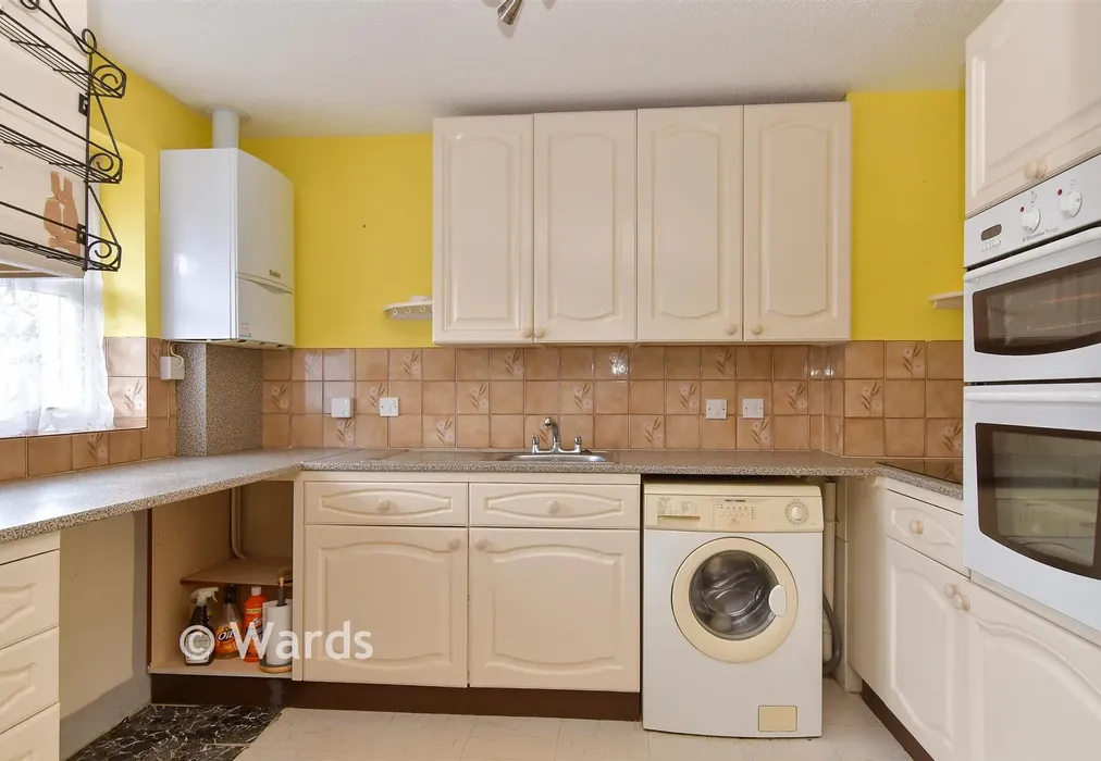 Kitchen - Old Mill Close, Eynsford, Kent - Wards of Kent
