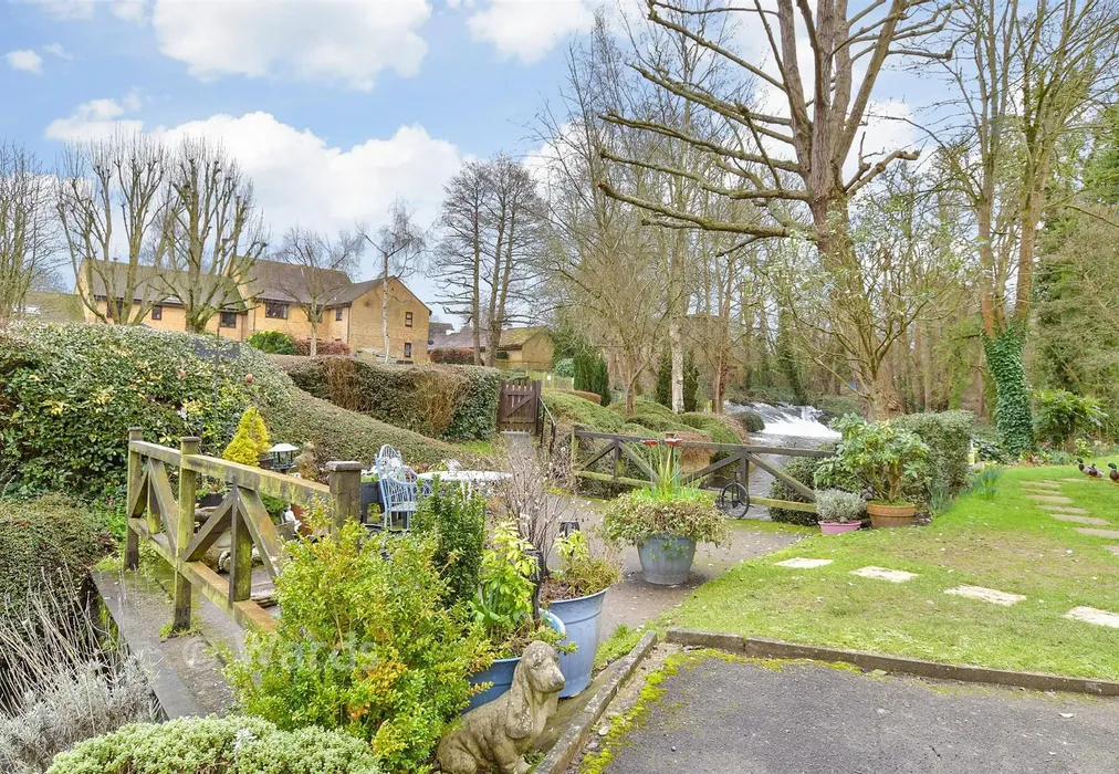 Communal Gardens - Old Mill Close, Eynsford, Kent - Wards of Kent