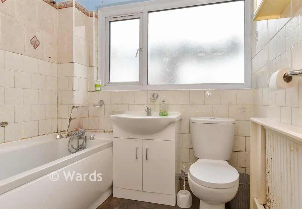 Bathroom - Beacon Road, Chatham, Kent - Wards of Kent