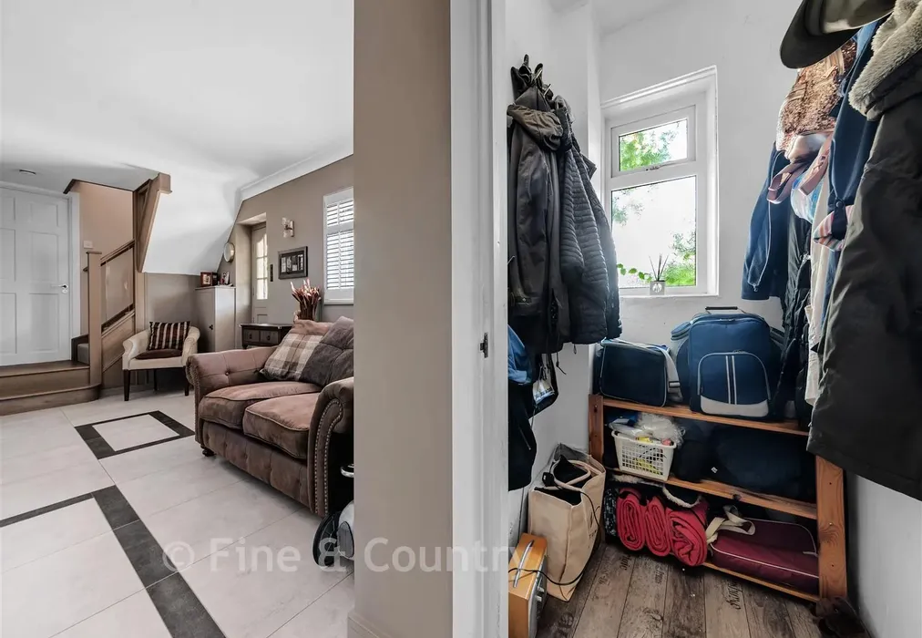 Cloakroom - The Ridgeway, Tonbridge, Kent - Wards of Kent