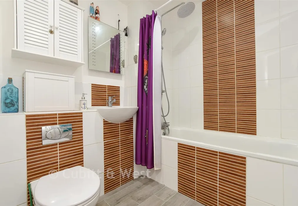Bathroom - Ladbroke Road, Redhill, Surrey - Wards of Kent