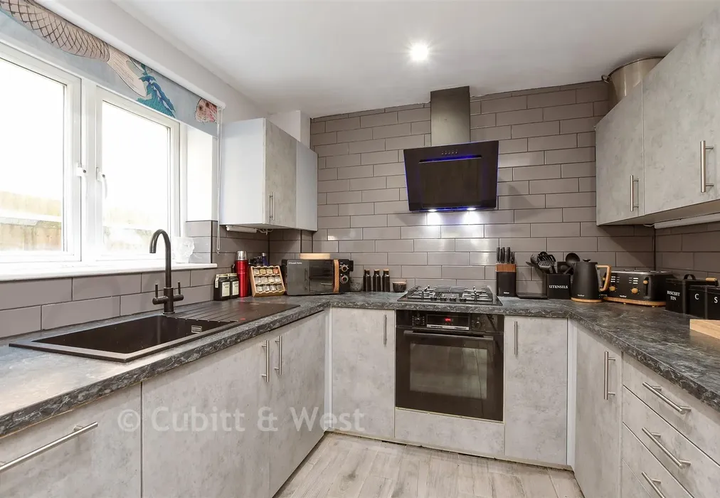 Kitchen - Ladbroke Road, Redhill, Surrey - Wards of Kent