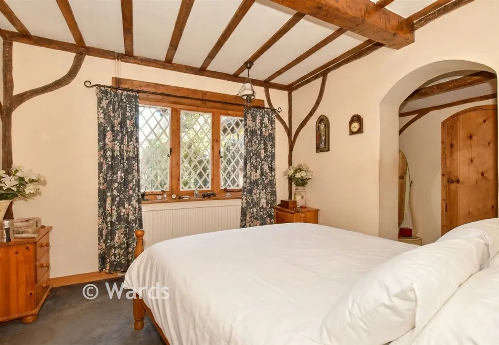 Bedroom 1 - Pilgrims Lane, Chilham, Canterbury, Kent - Wards of Kent