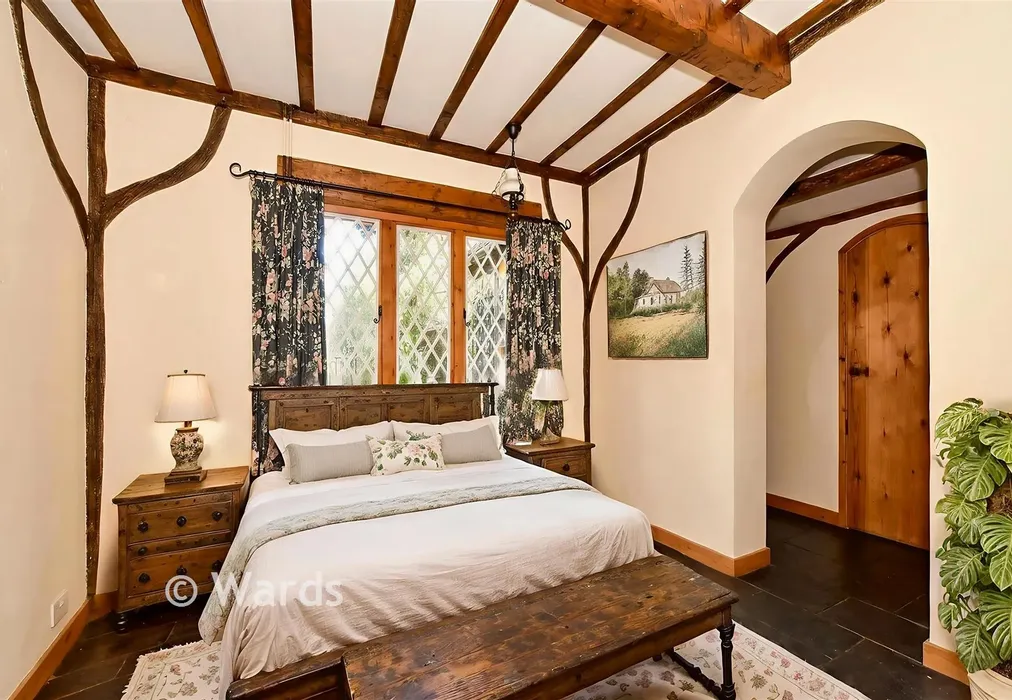 Bedroom 1 (Farmhouse Style) - Pilgrims Lane, Chilham, Canterbury, Kent - Wards of Kent