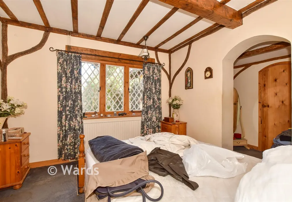 Bedroom 1 - Pilgrims Lane, Chilham, Canterbury, Kent - Wards of Kent