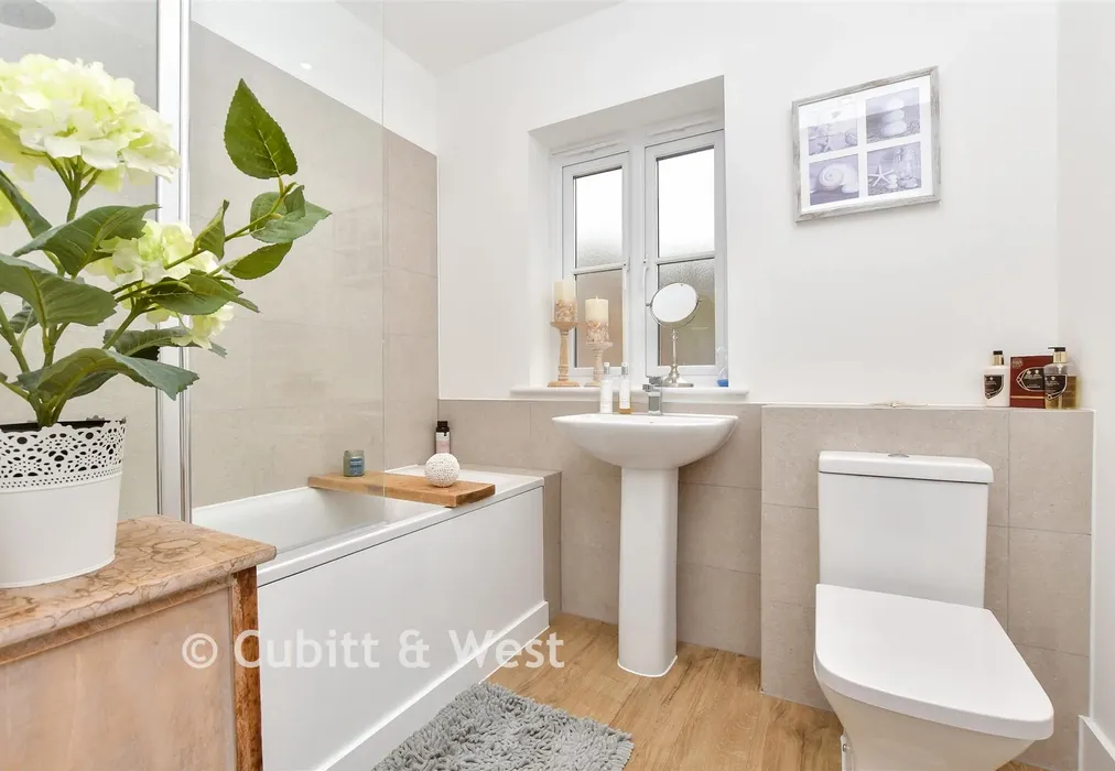 Bathroom - Dover Road, Tadworth, Surrey - Wards of Kent