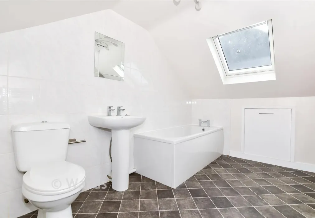 Bathroom - Sutton Road, Maidstone, Kent - Wards of Kent