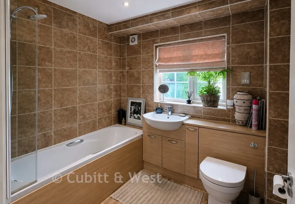 Bathroom - Gundreda Road, Lewes, East Sussex - Wards of Kent