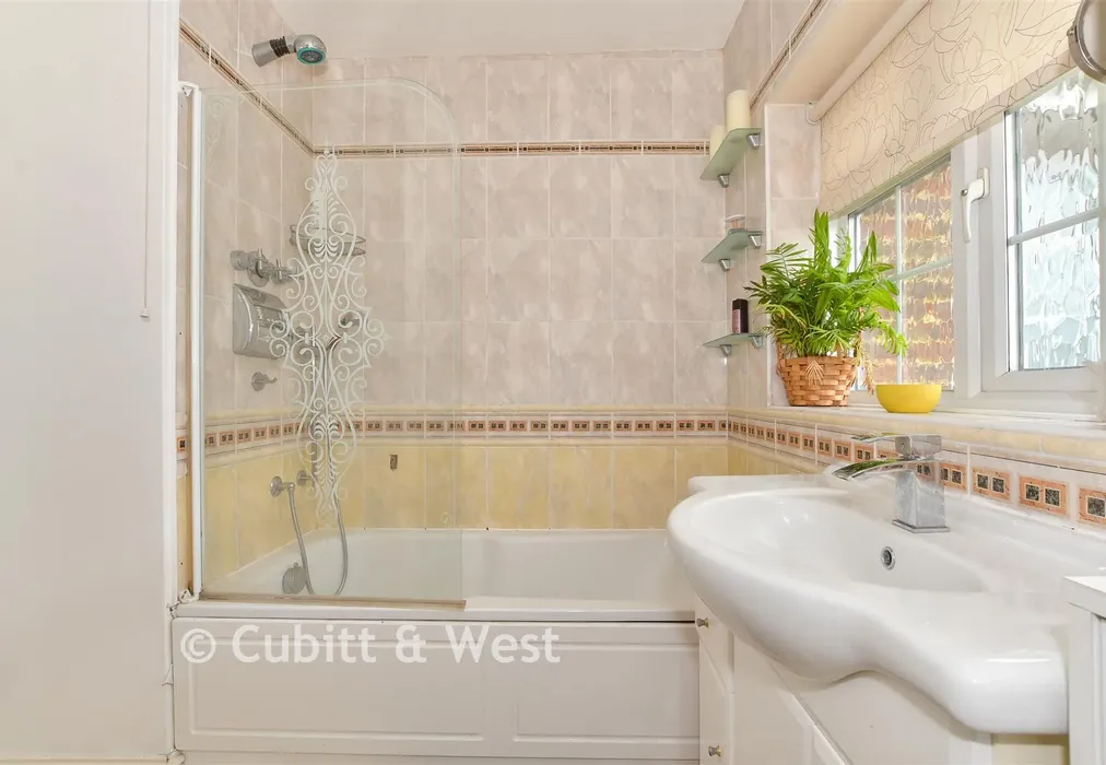 Bathroom - Gundreda Road, Lewes, East Sussex - Wards of Kent