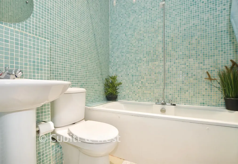 Bathroom - Preston Park Avenue, Brighton, East Sussex - Wards of Kent