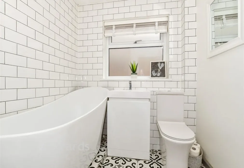 Bathroom - Valkyrie Avenue, Whitstable, Kent - Wards of Kent