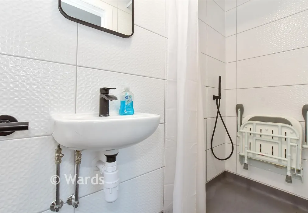 En-Suite - Valkyrie Avenue, Whitstable, Kent - Wards of Kent